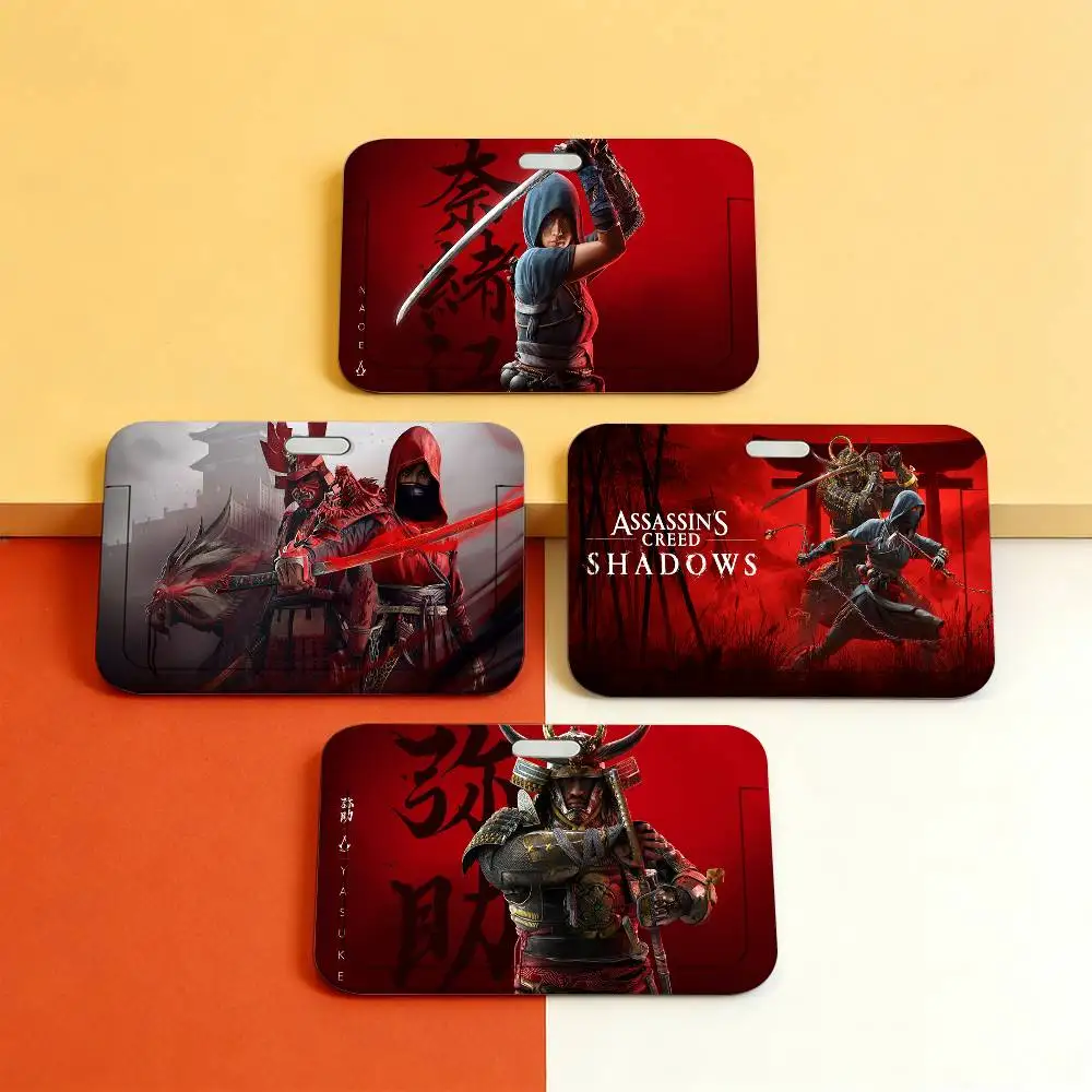 

Прозрачный пластиковый держатель для карт Game A-Assassins Creed Shadows с выдвижной крышкой и шнурком для рабочего пропуска/удостоверения личности