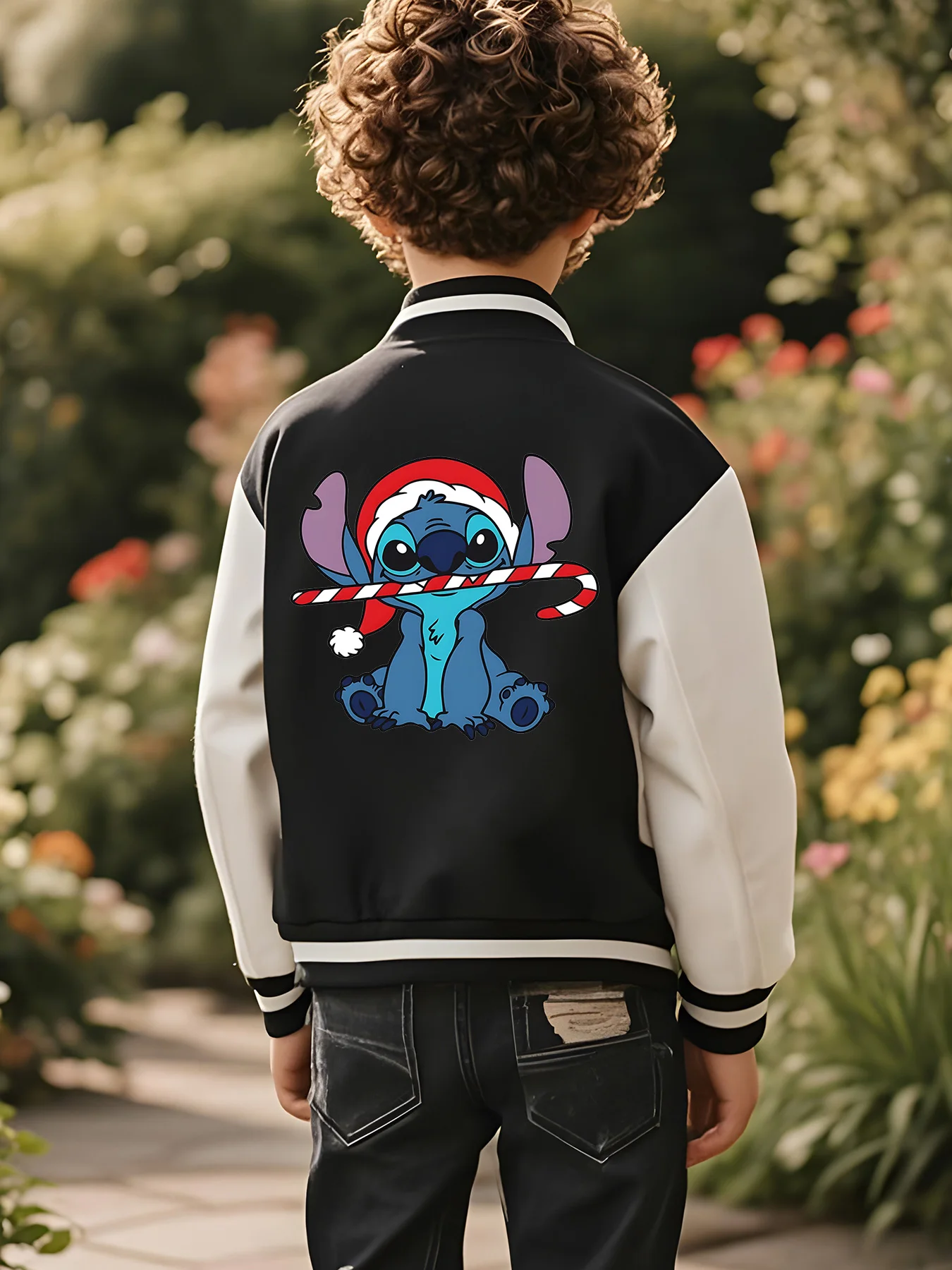سترة بيسبول MINISO Disney Christmas Stitch للأولاد - طباعة عيد الميلاد على الوجهين، مثالية لملابس المدرسة في الخريف والشتاء