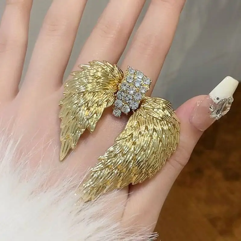 

Retro European And American Style Metal Ring And Brooch Set for Women with Embedded Diamonds Angel Wings Ring Pin Luxury Gold Un