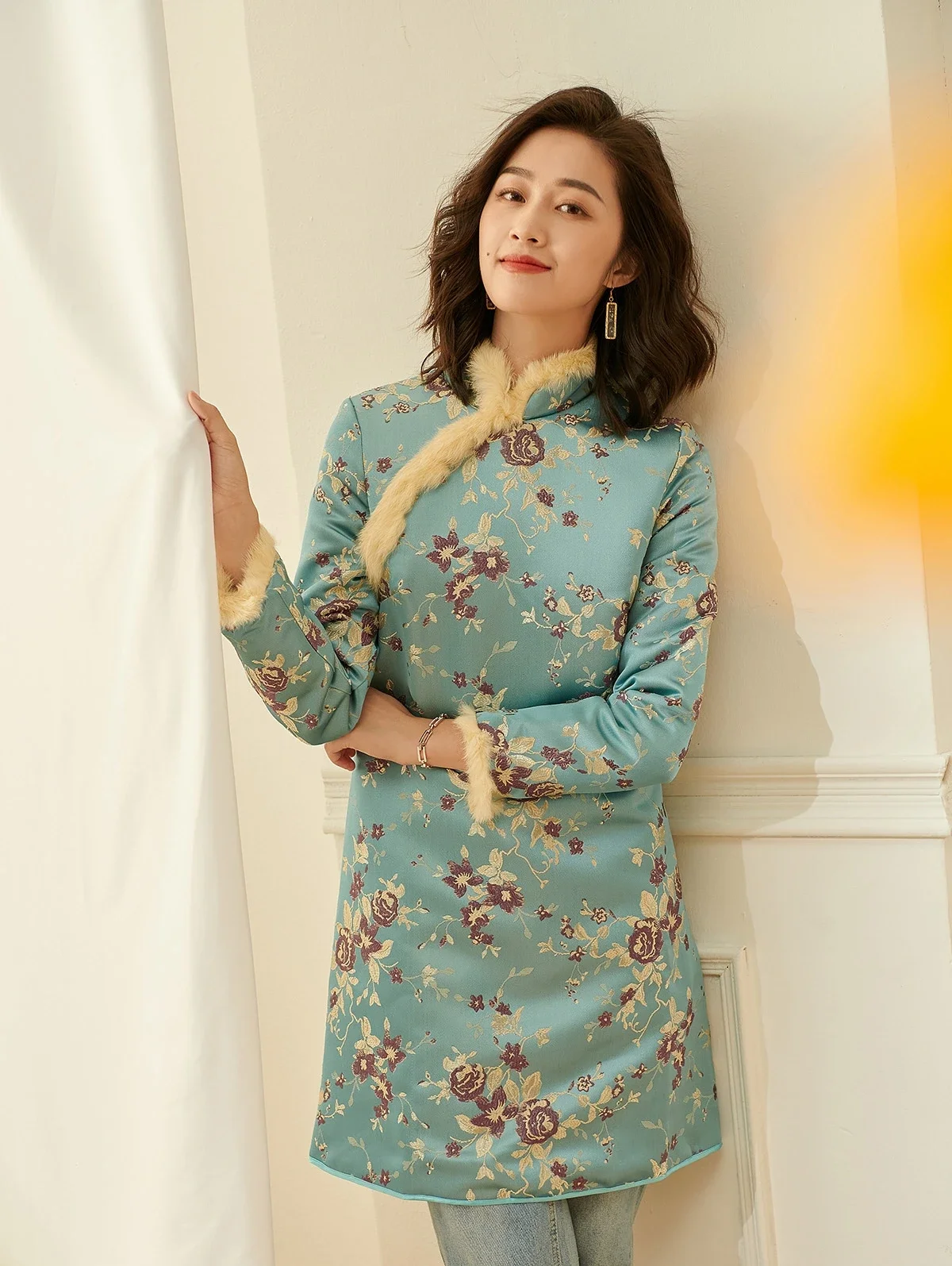 

2025 Women Winter Jacquard Floral Parkas Chinese Style Thick Blouse Quality Fur Jacket Overcoat Embroidery Long Sleeve Tops