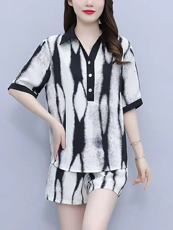 

Женский летний костюм-двойка больших размеров: рубашка и шорты в полоску, свободного кроя, с завышенной талией, из полиэстера, для повседневной носки, визуально стройнящий силуэт.