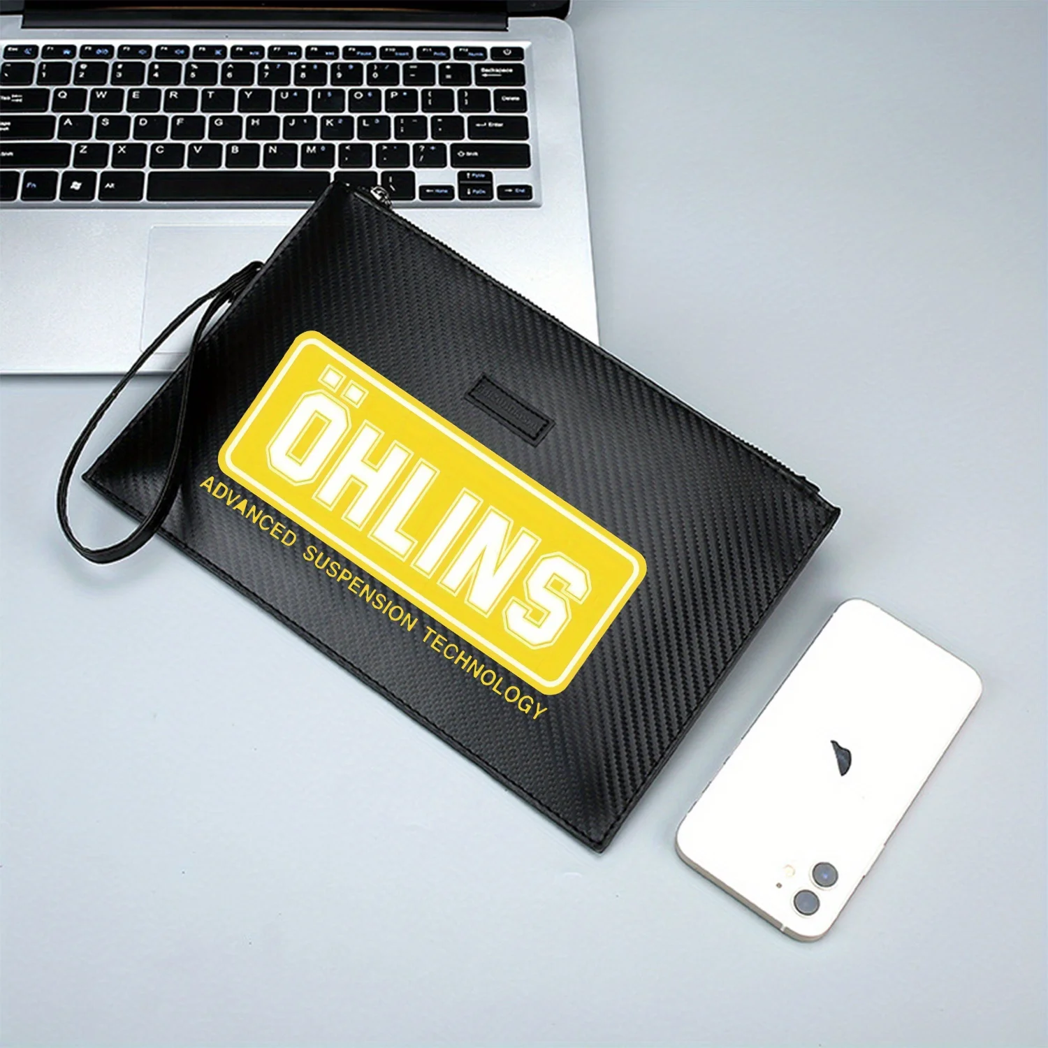 تقنية تعليق شعار العلامة التجارية الصفراء حقيبة يد رجالية أنيقة مطبوعة من البولي يوريثان عصرية وعملية للحمل اليومي