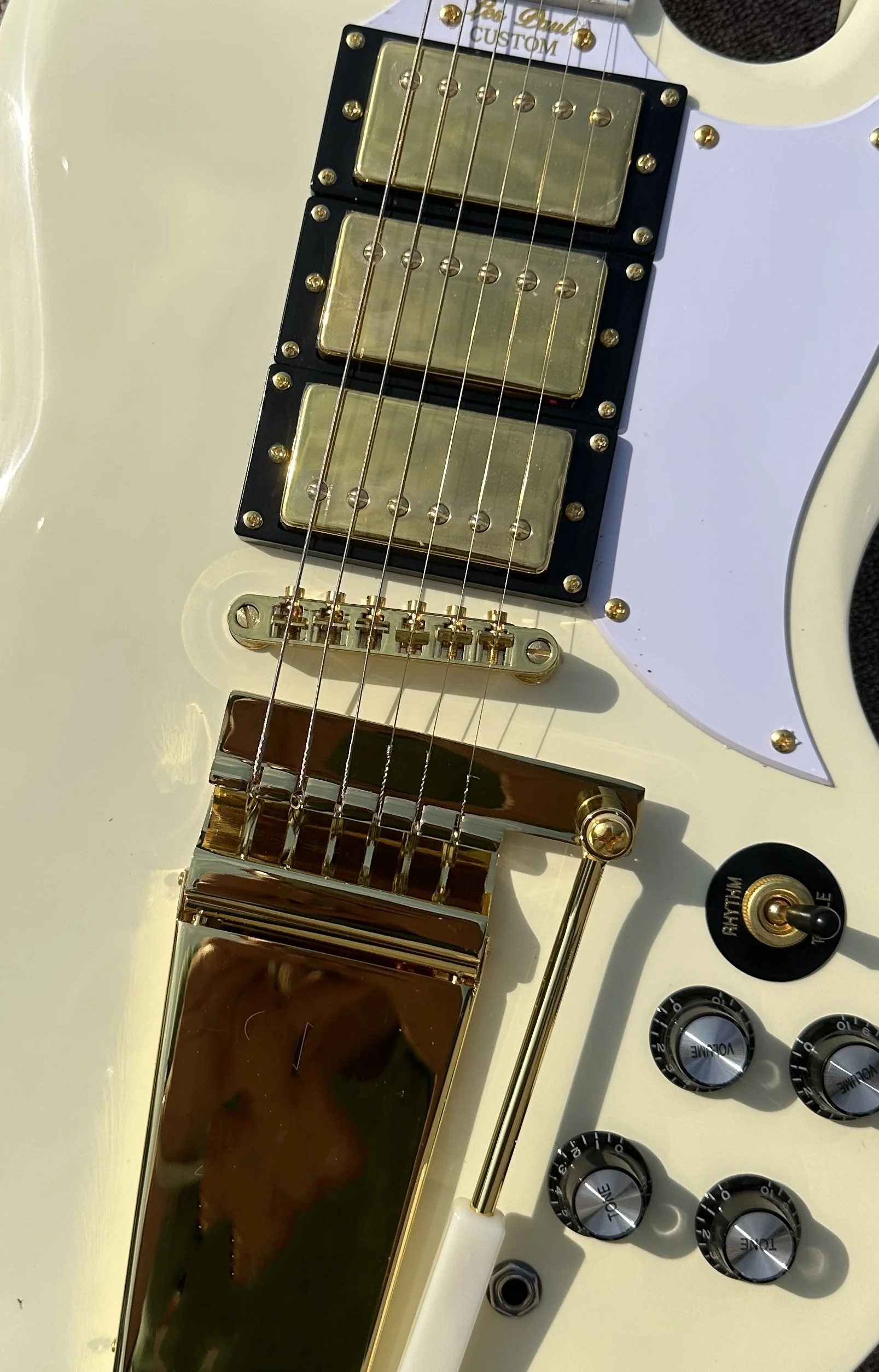 

Customized electric guitar, SG electric guitar, cream white, gold vibrato, in stock, lightning package