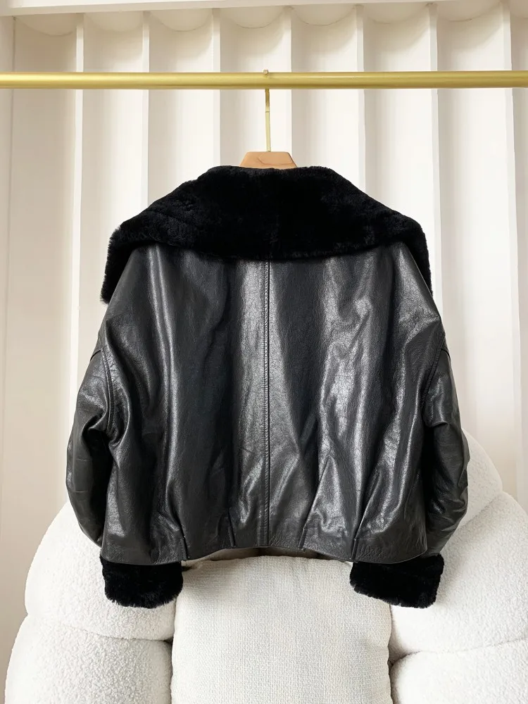 Giacca invernale da donna in vera pelle allentata con cera d'olio con cerniera, colletto in pelliccia, piumino da motociclista stile corto da donna alla moda