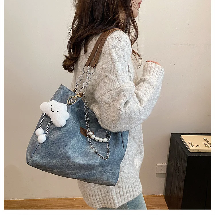 Damen Tie-Dye Denim Schultertasche mit Wolkenanhänger und Perlenkette – Lässige Alltags- und Schultasche für Damen – Detail 16