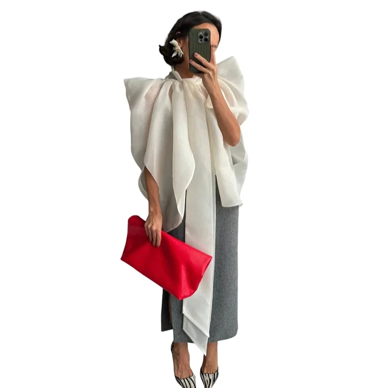 Biała szyfonowa bluzka z dużym wiązaniem, stójką, rękawami typu cape, nieregularnym drapowanym dołem, luksusowa, elegancka, w stylu socjality, na imprezę, codzienna. — 2