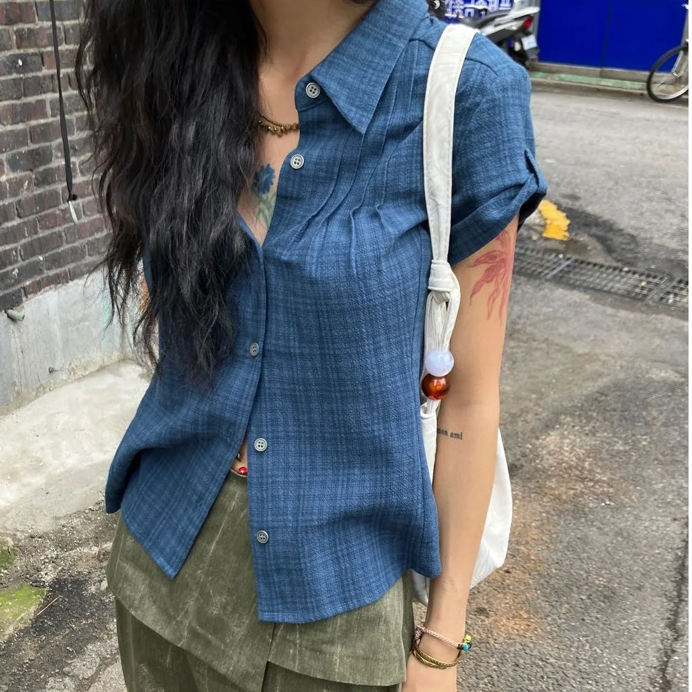 قميص نسائي صيفي عصري بتصميم كلاسيكي مخطط، ضيق ومريح، بياقة ناعمة وأكمام قصيرة، مصنوع من البوليستر 00%