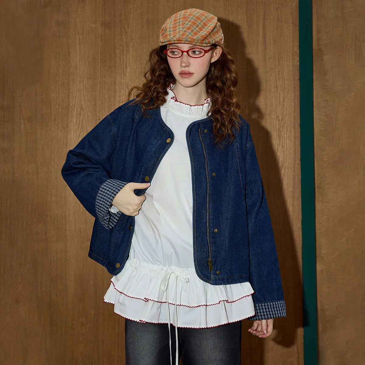 

Осень 2024, женская дизайнерская джинсовая куртка с круглым вырезом, клетчатое лоскутное укороченное пальто, большой пиджак без воротника, повседневный свободный крой