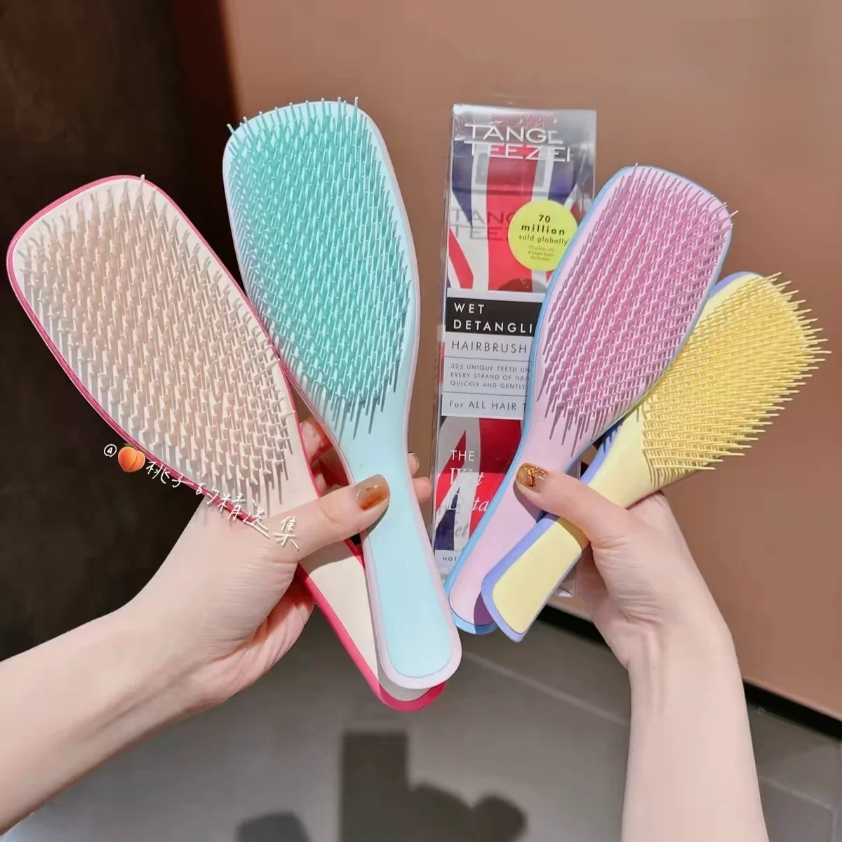 Anti-Static Tangle-Free Portable Hair Comb for Curly And Straight Hair Dandruff-Free Plastic Comb with Handle for Home Use