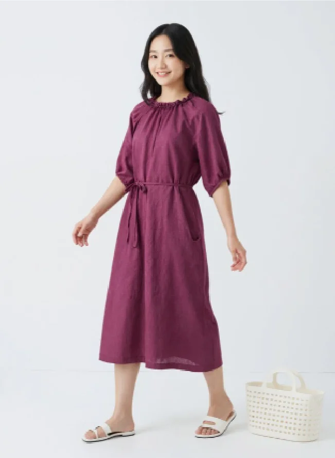 Frühlings- und Sommer-Damenkleid in Unifarbe mit Gürtel, schwarzer Spitze und eleganter Silhouette – Detail 16