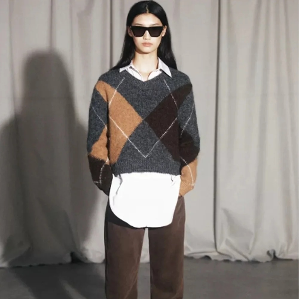 

Autumn and winter new fashionable women's clothing casual design sense European and American style long sleeved sweater