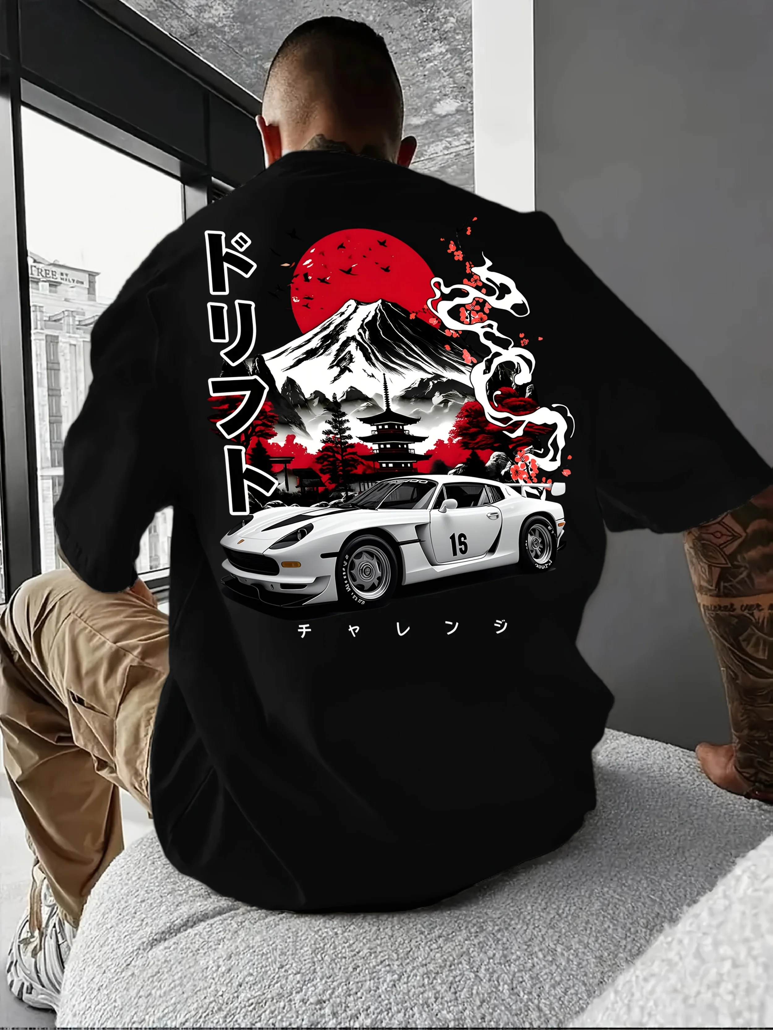 Das neue Sommer-T-Shirt für Herren im Jahr 2025, verfügt über ein japanisches, lässiges und modisches Sportwagen-Muster mit kurzen Ärmeln