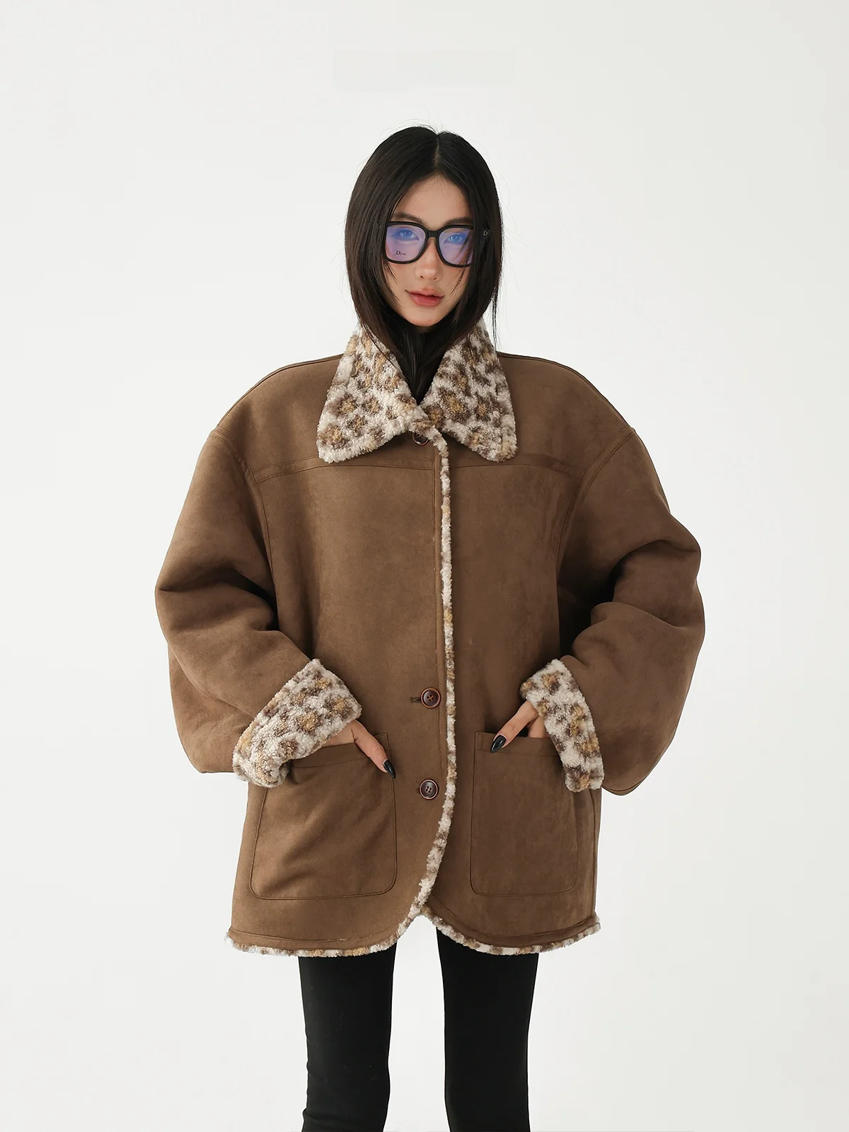 AceStudios Giacca in Pelle Scamosciata con Stampa Leopardata e Dettagli Colorati in Stile Retrò Americano, Cappotto in Pelliccia d'Agnello, Cappotto Lungo Imbottito