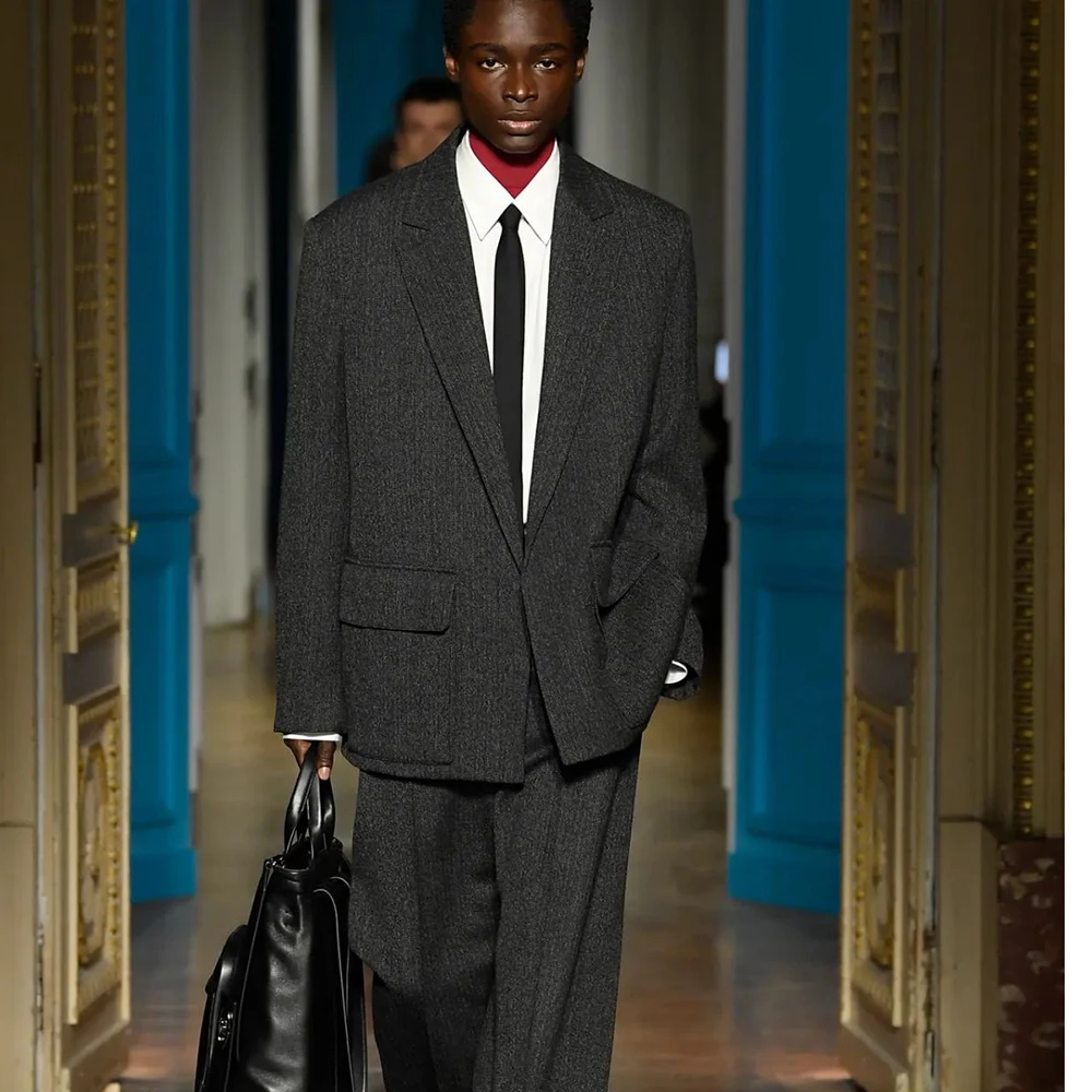 رمادي داكن كلاسيكي للرجال مكتب الأعمال الدعاوى 2 قطعة سترة بانت مجموعات الشق التلبيب واحدة الصدر منظم صالح الذكور الملابس