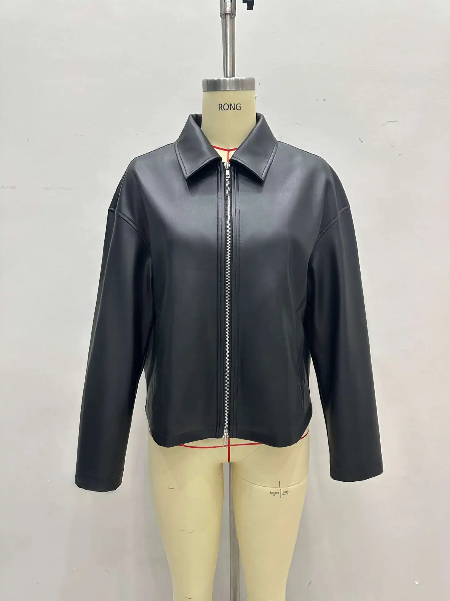 Otoño e Invierno nueva cremallera de solapa de moda con bolsillos dobles Chaqueta corta de cuero negra para mujer, estilo fresco y elegante