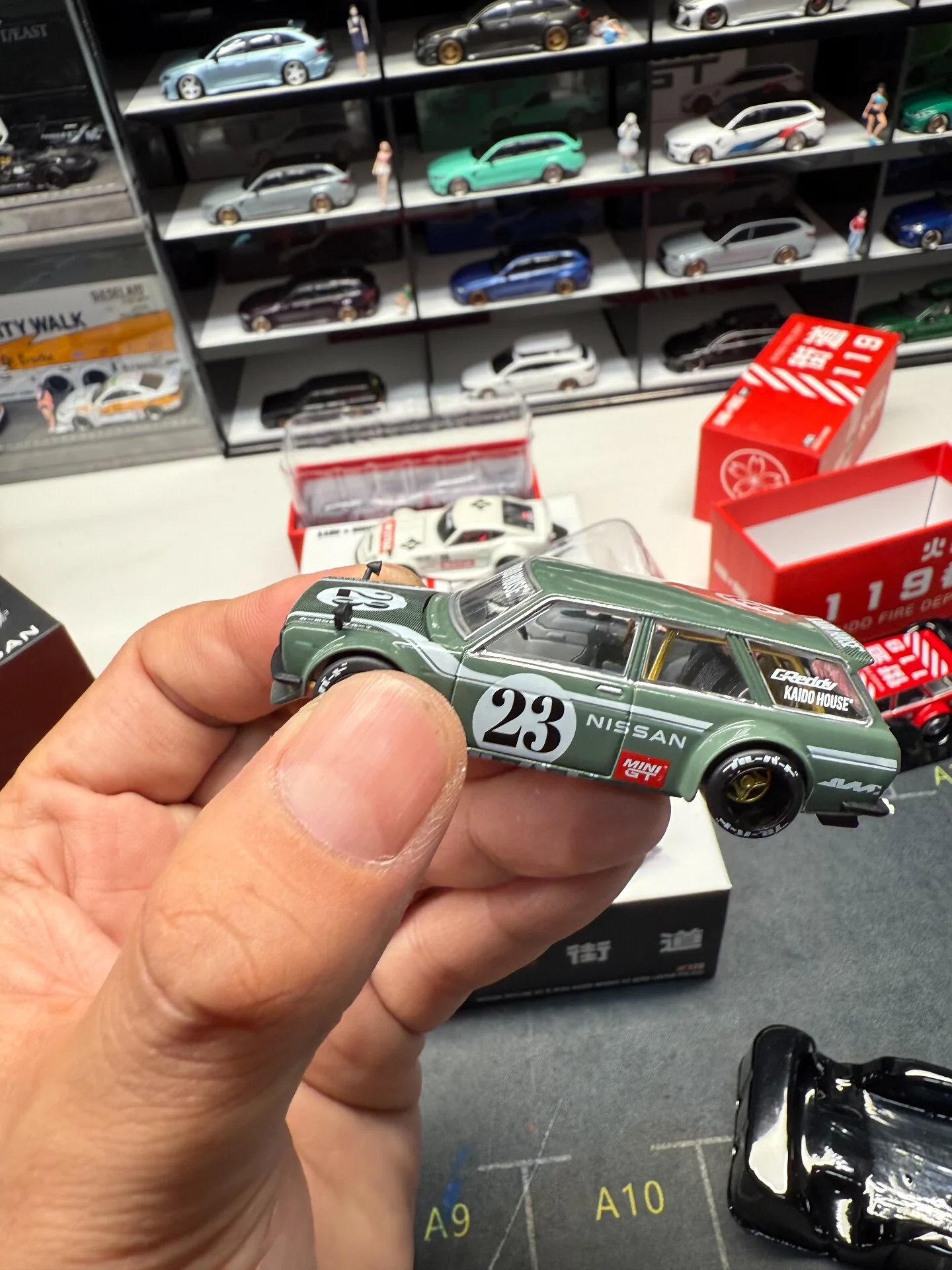 Modelo de Auto de Aleación V3 de Fibra de Carbono Datsun 510 Wagoneer a Escala 1:64 de Diecast MiniGT Kaidohouse