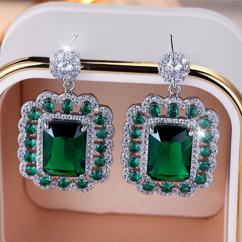 Aretes cuadrados grandes con piedras blancas y verdes, de diseño femenino y color plateado, con circonitas, ideales como joya para bodas y para mujeres.