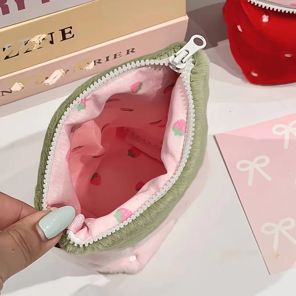 Japanisches Vintage-Erdbeer-Federmäppchen im vertikalen Design, aus weichem Plüschmaterial, erhältlich in den Farben Rosa und Rot. Das vertikale Design ist stabil und kippt nicht um. Es bietet viel Platz für die Aufbewahrung von Schreibwaren, Mobiltelefonen, Kosmetika, Notizbüchern und CCD-Kartenkameras. Es ist stoßfest, kratzfest, tragbar und vielseitig einsetzbar. Niedlich, süß und praktisch, eignet es sich für das tägliche Lernen, die Büroarbeit und Reisen. – Detail 3