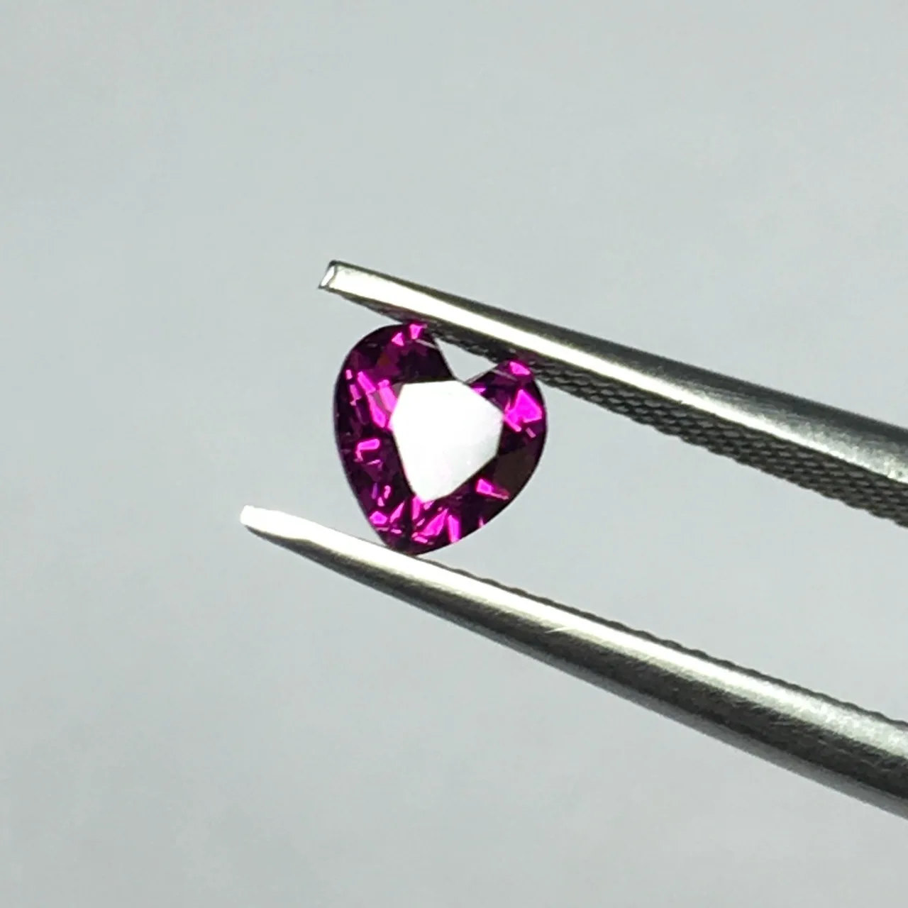 

Factory Wholesale 100% Real Natural Heart Shape Purple Red Garnet Gemstone Loose Gems Diy Material for Jewelry