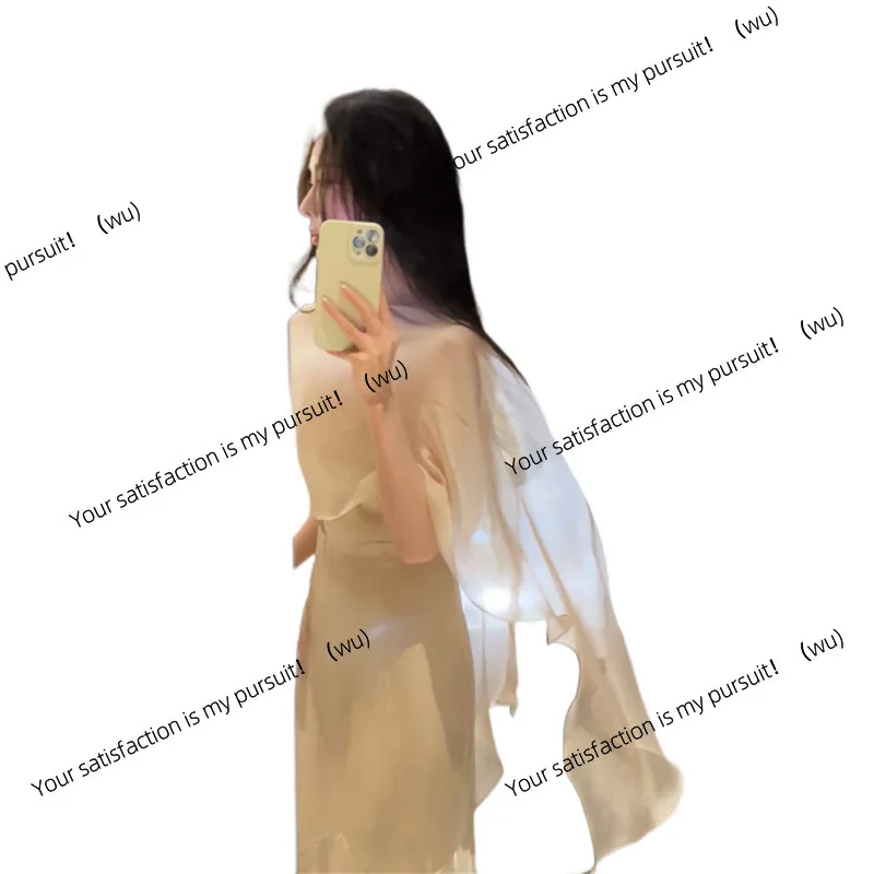 ชุดเสื้อผ้าผู้หญิงสไตล์หรูหราสำหรับสาวที่มาจากครอบครัวที่มีฐานะดี ประกอบด้วยเสื้อทรงแปลกตาแบบสตรีทแฟชั่น พร้อมกระโปรงทรงเอแบบสายเดี่ยวสุดหรู ชุดใหม่ทันสมัยแบบสองชิ้น