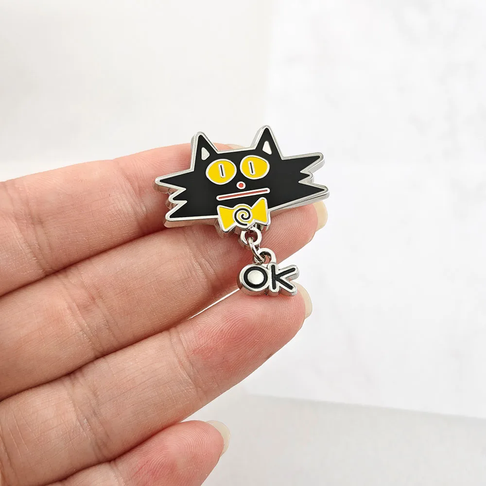 Lustige Schwarze Katze OK Emaille-Pins mit hängenden Buchstaben-Broschen, sarkastisches Meme-Metall-Abzeichen, Rucksack-Revers-Pin, Schmuckgeschenk – Detail 4