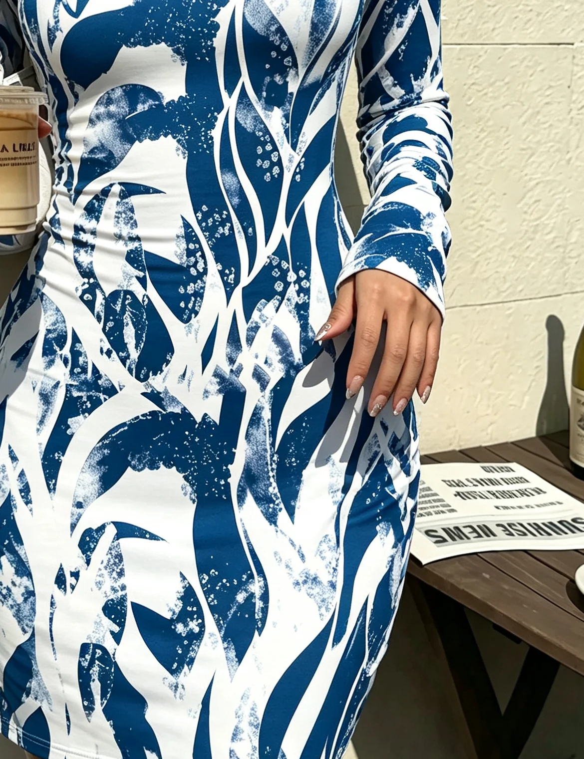 Damenkleid mit geometrischem Muster, langen Ärmeln, lässigem quadratischem Ausschnitt, tailliertem Schnitt und mittellangem Rock für den Herbst. – Detail 7