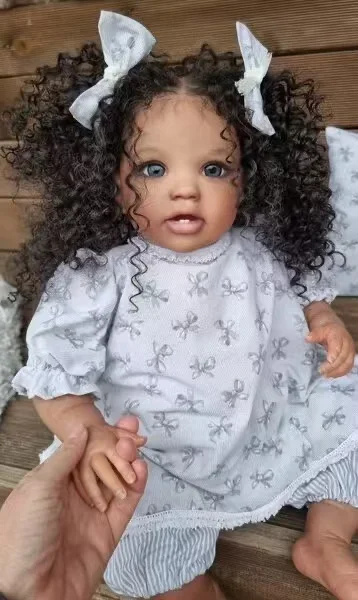DLS Fornitura limitata personalizzata Lottie per bebè rinato da 24 pollici con capelli radicati a mano con diversi vestiti Scuro Skim Baby africano