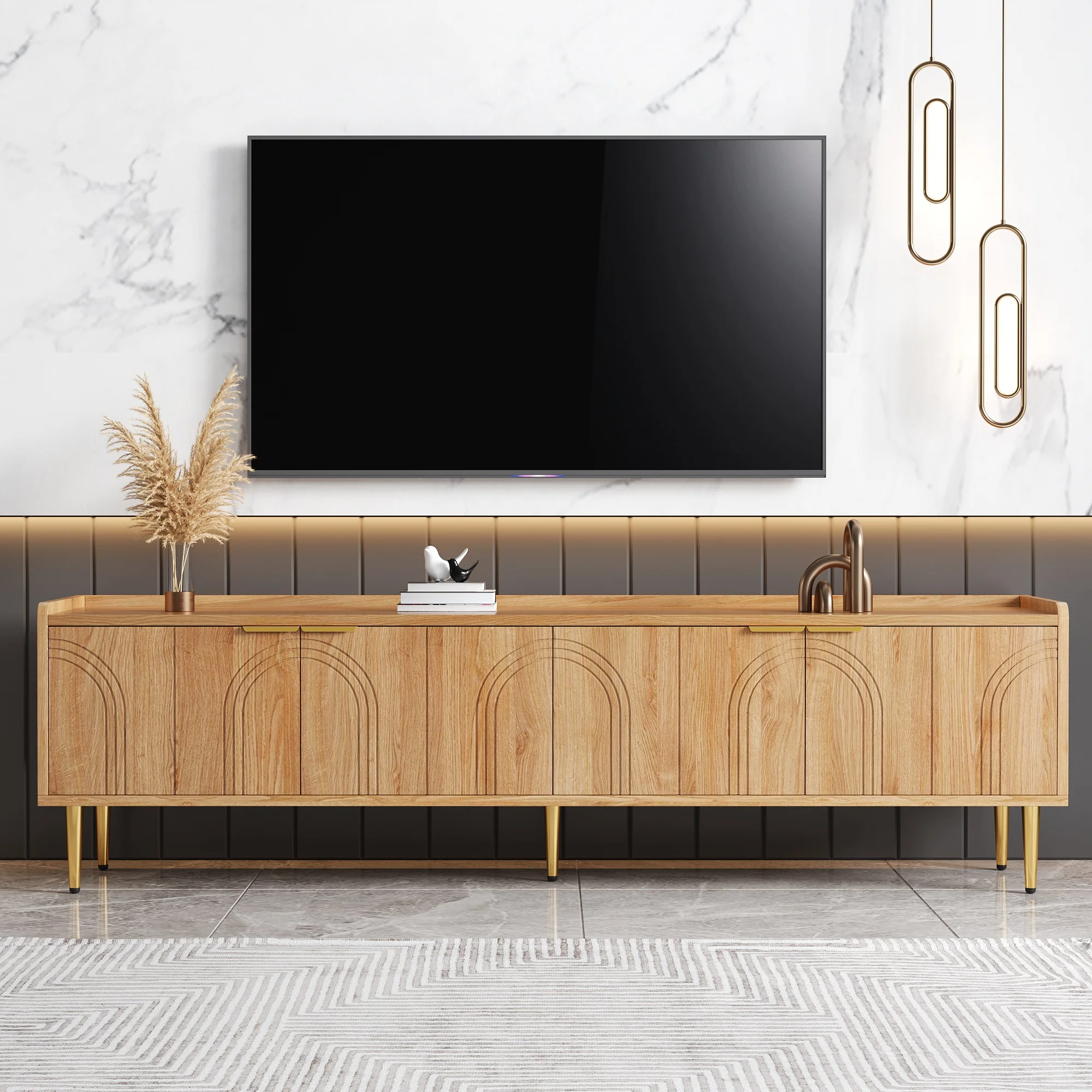 Meuble TV bas moderne avec portes en bois sculptées 3D, poignées dorées et pieds en métal, centre de divertissement avec plusieurs compartiments de rangement et gestion des câbles pour salon