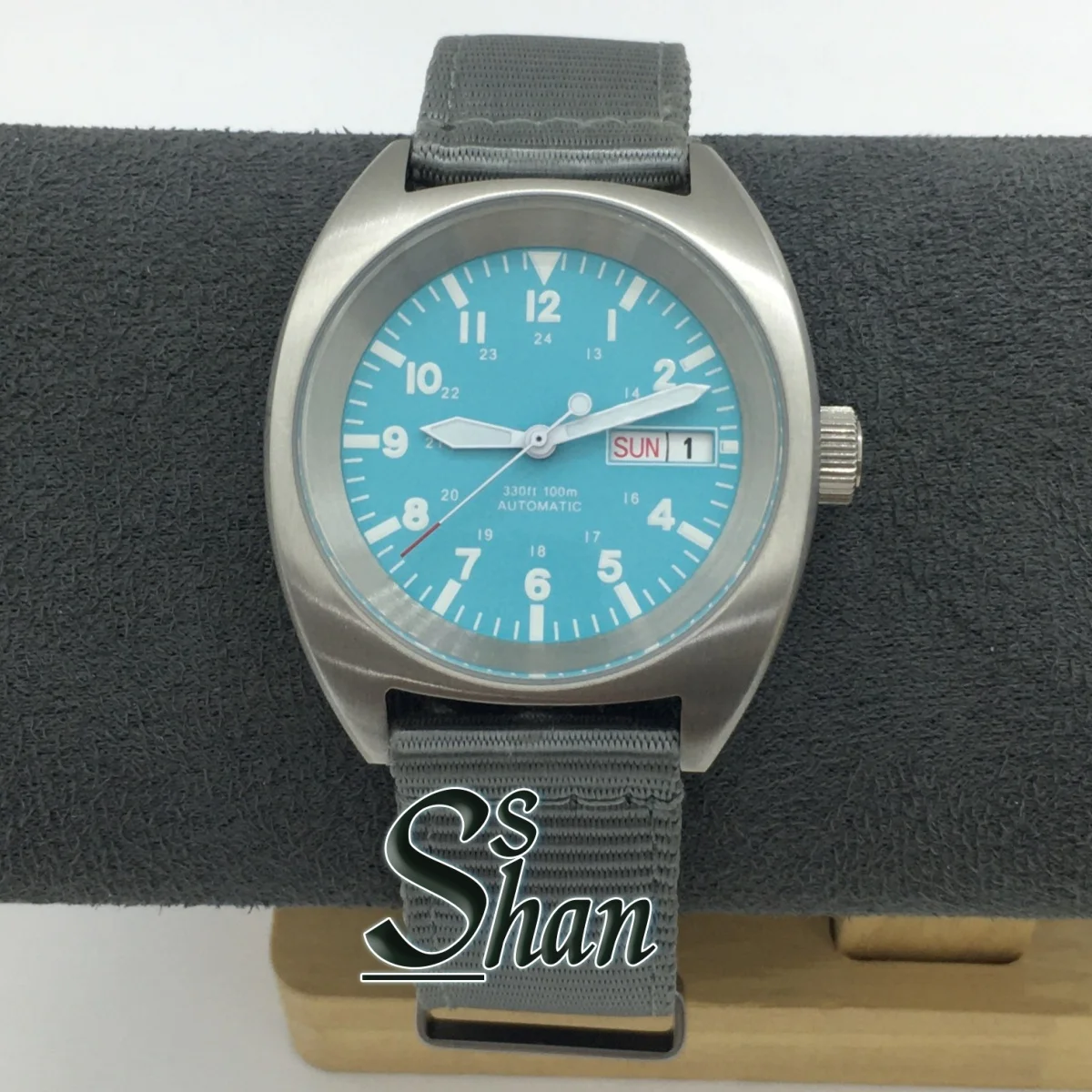 NH36 36mm 39mm mechanical watch with a date window, green luminous dial dome-coated glass water-resistant 100-meter Cloth belt