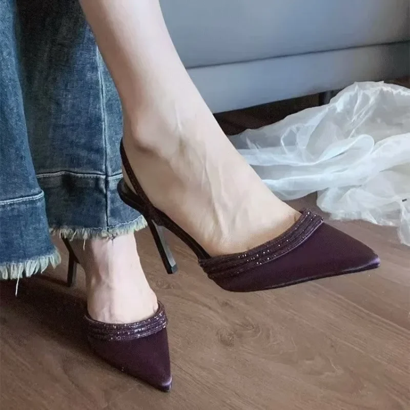 

Фиолетовые элегантные женские босоножки на высоком каблуке с острым носком, современная свадебная обувь с открытой пяткой, летняя офисная обувь для женщин