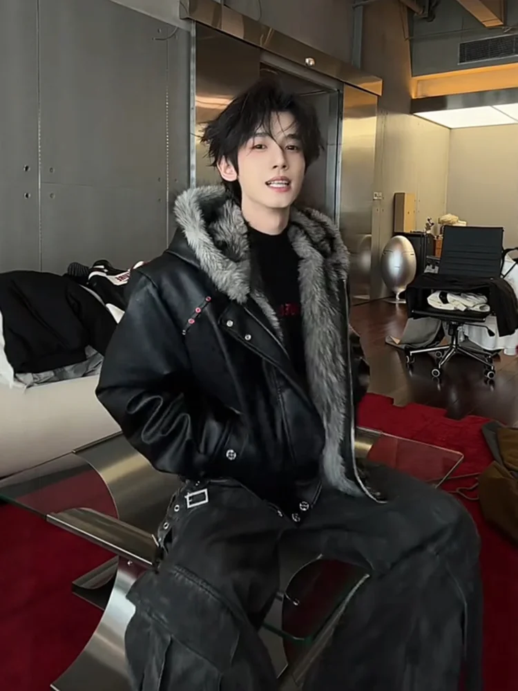 سترات عصرية بقلنسوة للرجال لشتاء 2025 معاطف جديدة سميكة ودافئة وقصيرة للدراجات النارية سترات رجالي وسيم رائعة بأكمام طويلة