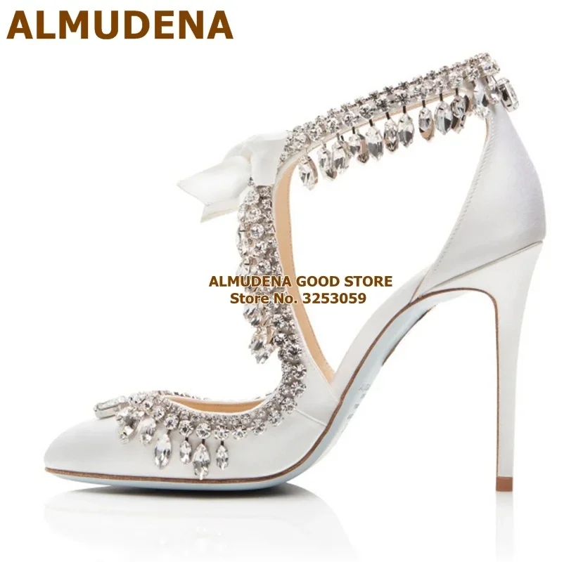 ALMUDENA Scarpe da sposa in cristallo bling bling Décolleté con tacco alto in tessuto di raso bianco Décolleté con frange e strass Scarpe con lacci glitterate