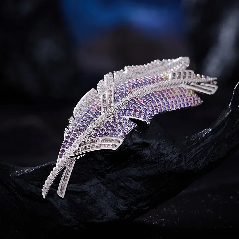 بروش أنيق من الريش الراقية الجديد لعام 2025، دبوس إكسسوار بدلة سهرة فاخر وأنيق وعصري ورائع