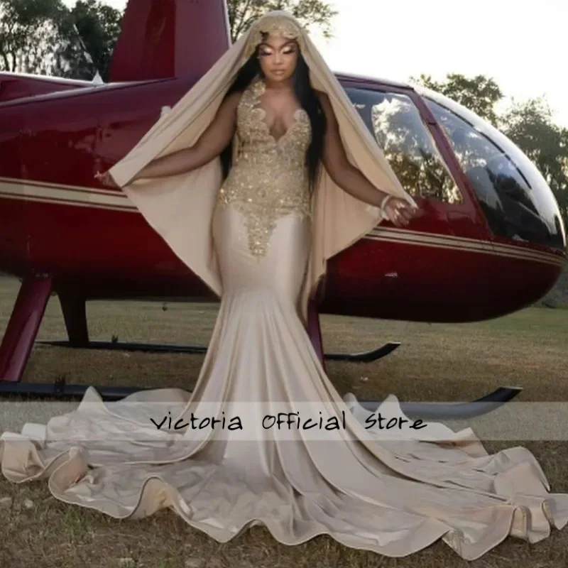 ชุดเดรสสั้นประดับเพชรระยิบระยับสำหรับสาวผิวสี ชุดเดรสค็อกเทลประดับขนนกและคริสตัล ชุดเดรสงานเลี้ยงคืนสู่เหย้า