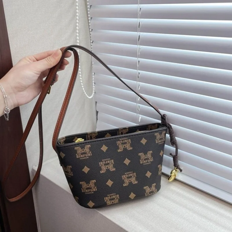 

Luxury Minimalist Handbag For Women With Stylish Design And Solid Color For Everyday Casual Use