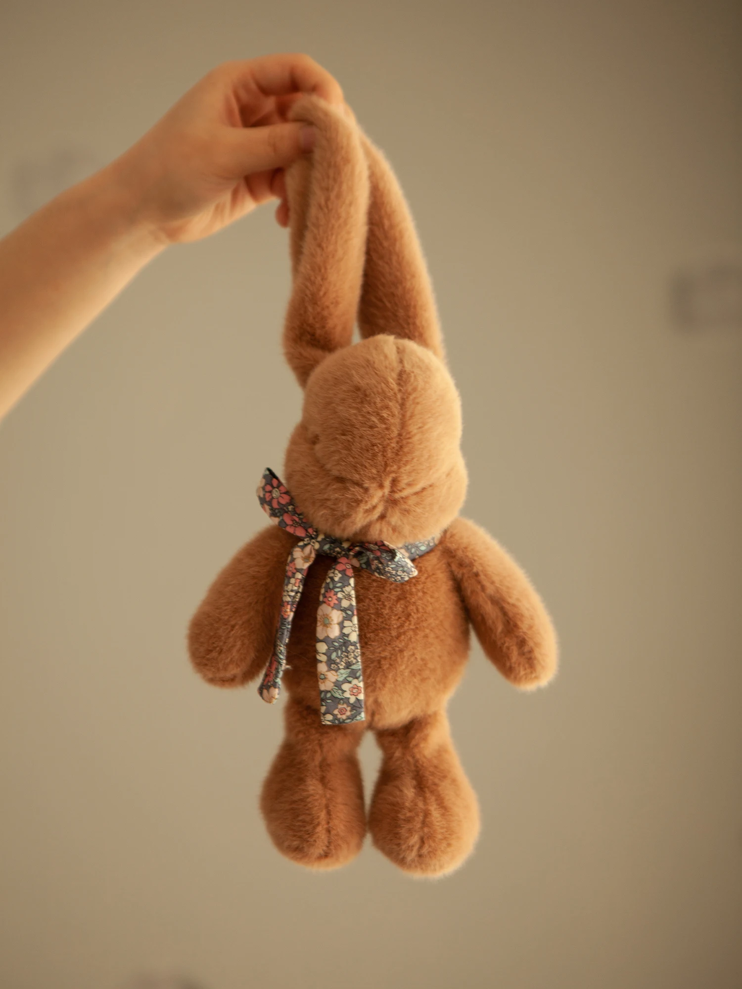 Brown Fluffy Plush Toy with Floral Bow Cute Huggable Stuffed Rabbit Soft Toys for Kids Gift Baby Toys Wholesale Plushies