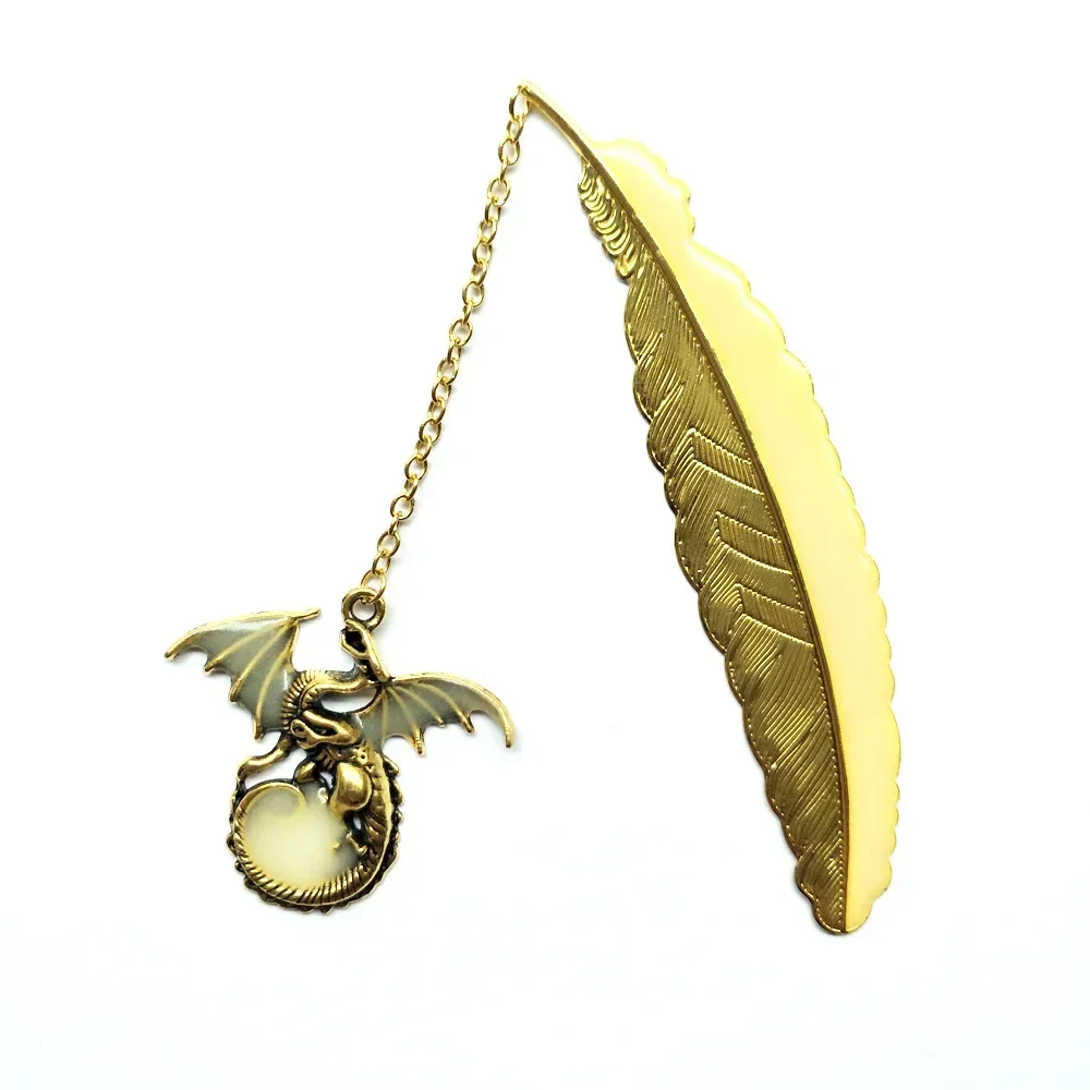 علامة مرجعية من الريش المتوهج في الظلام، تصميم تنين البومة المعدنية، هدية لمحبي الكتب القديمة العتيقة، ملحقات قراءة الطلاب