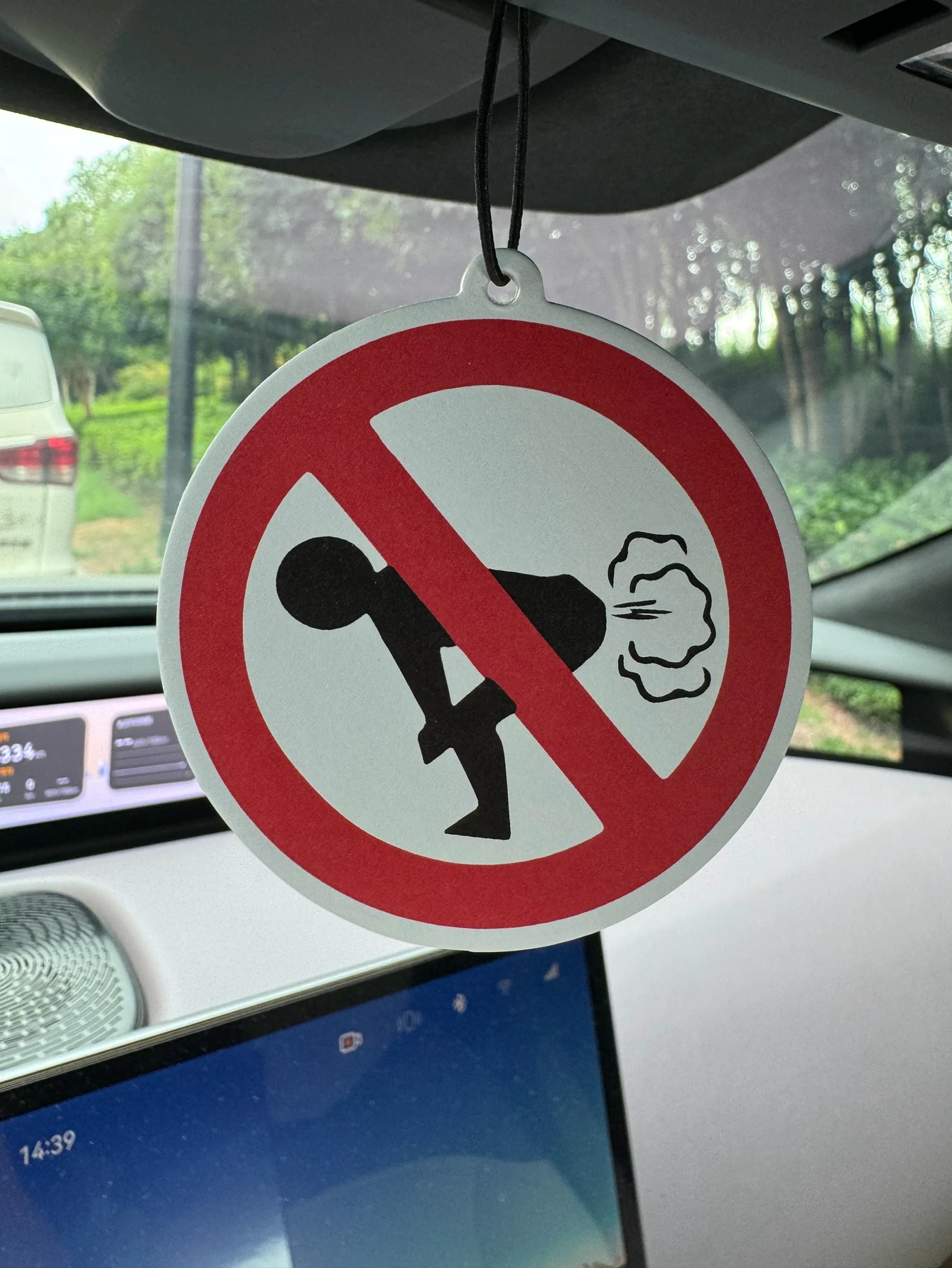 おならのサインはありませんこれらの奇妙な私たちの法律の車の芳香剤ペンダント、自然なアロマテラピー、5つ星ホテルのロビーグローバル香水の香り、カウンター香水レベル、高級品は90日間持続します