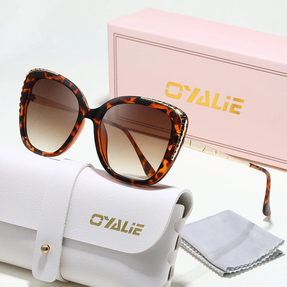 نظارات شمسية Oyalie الفاخرة ذات الإطار الكبير، تصادم أزياء قديم وأنيق، دمج العناصر الكلاسيكية وتصميم كبير الإطار، فاخرة متوسطة الحجم، إنها اختيارًا رائعًا لمتابعة الموضة والجودة للأشخاص. مناسبة للنزهات اليومية والسفر الاجتماعي والمناسبات العصرية والمناسبات الأخرى من الملحقات.