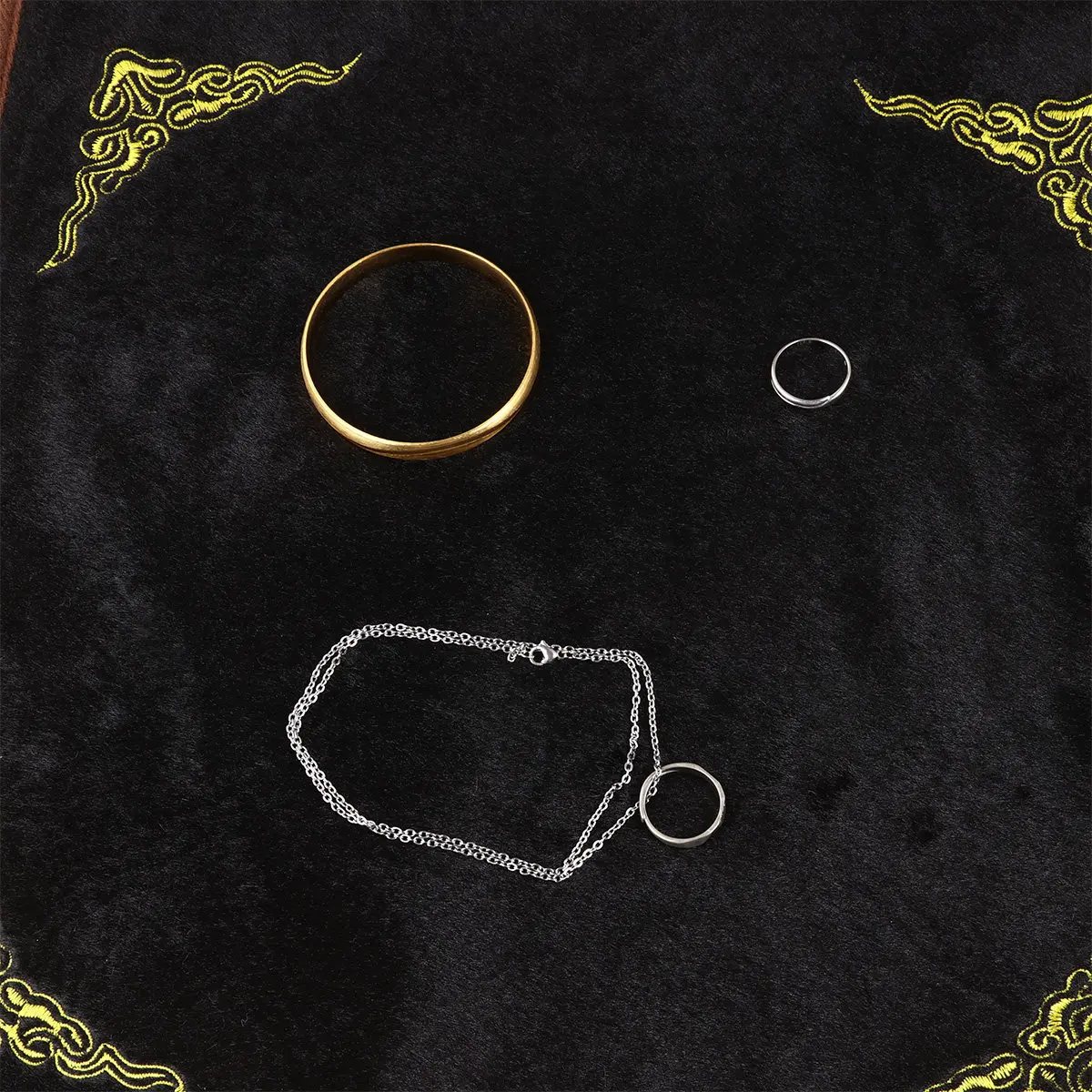 

Flannel Double-Sided Jewelry Display Sheet Black White Large Embroidery Pattern Cushion for Rings Earrings Bracelets Store