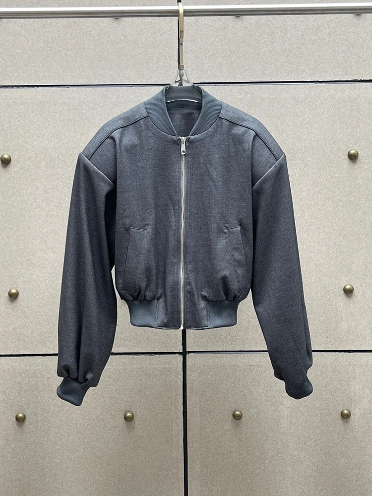 New grey wide-shoulder jacket for autumn/Winter 2026, wool blend three-dimensional silhouette pilot jacket