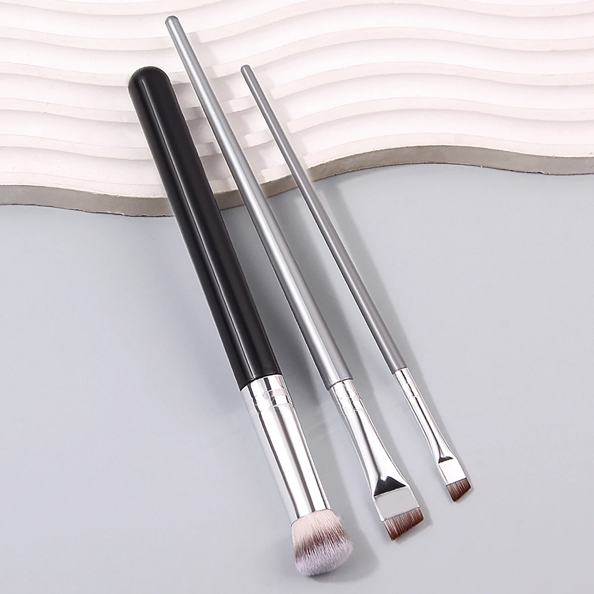 2 fine and ultra-thin large and small blade eyeliner brushes +1 multi-purpose facial concealer brush, soft bristles makeup tools