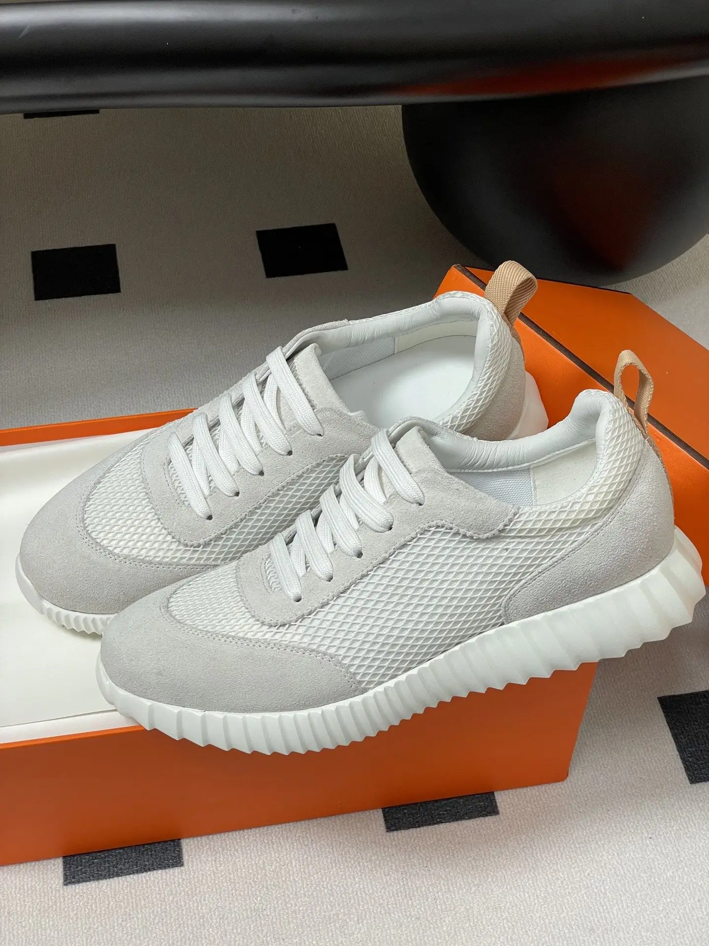 Plain skate shoes without extra decorations, unisex casual flat sneakers for men and women, wear-resistant breathable upper, clean minimalist white appearance, easy to match jeans and pants for commuting, shopping, campus and daily casual wear
