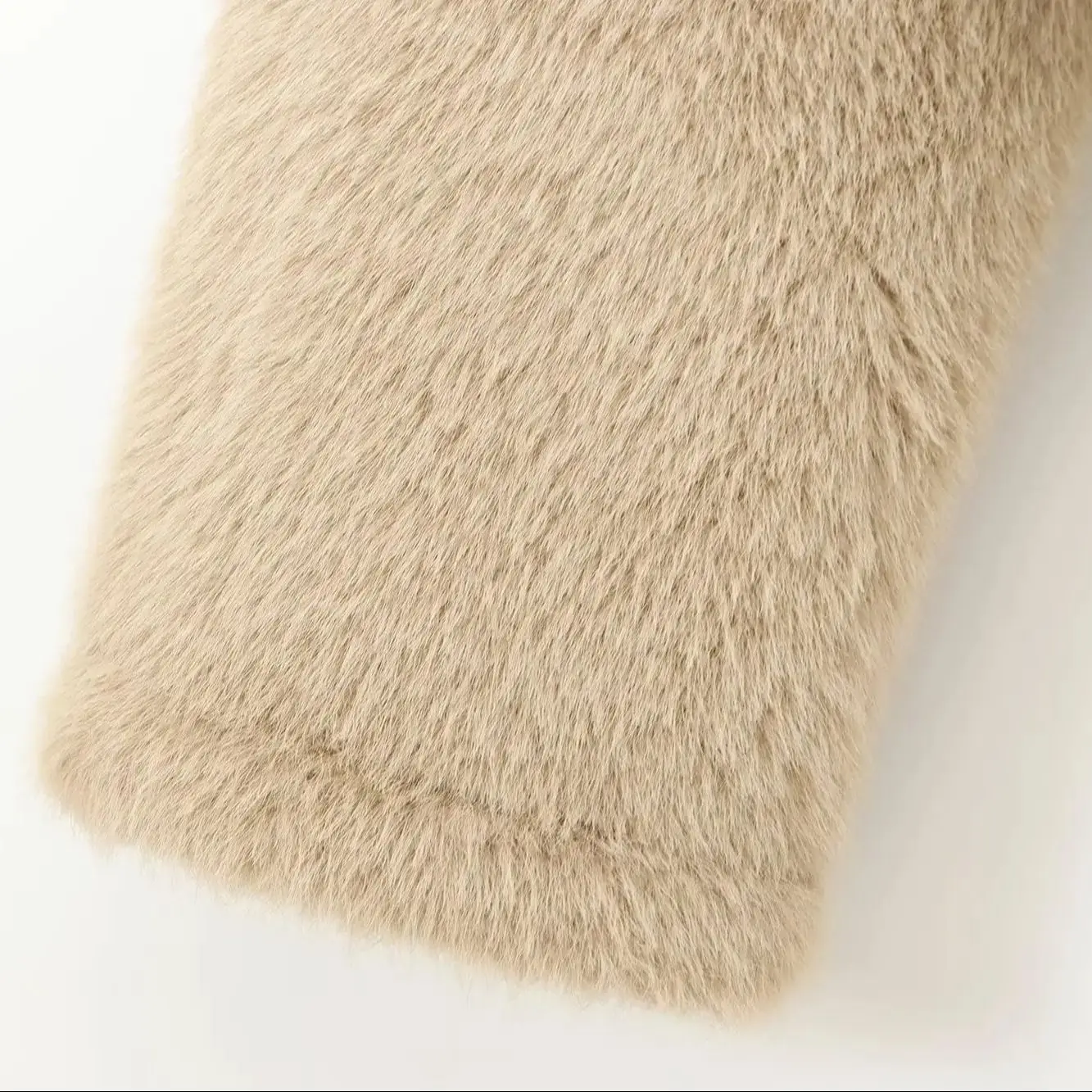 سترة نسائية موضة 2025 على الطراز الأوروبي والأمريكي لخريف جديد بتأثير فرو صناعي سترة قصيرة بأكمام طويلة ملابس خارجية Mujer