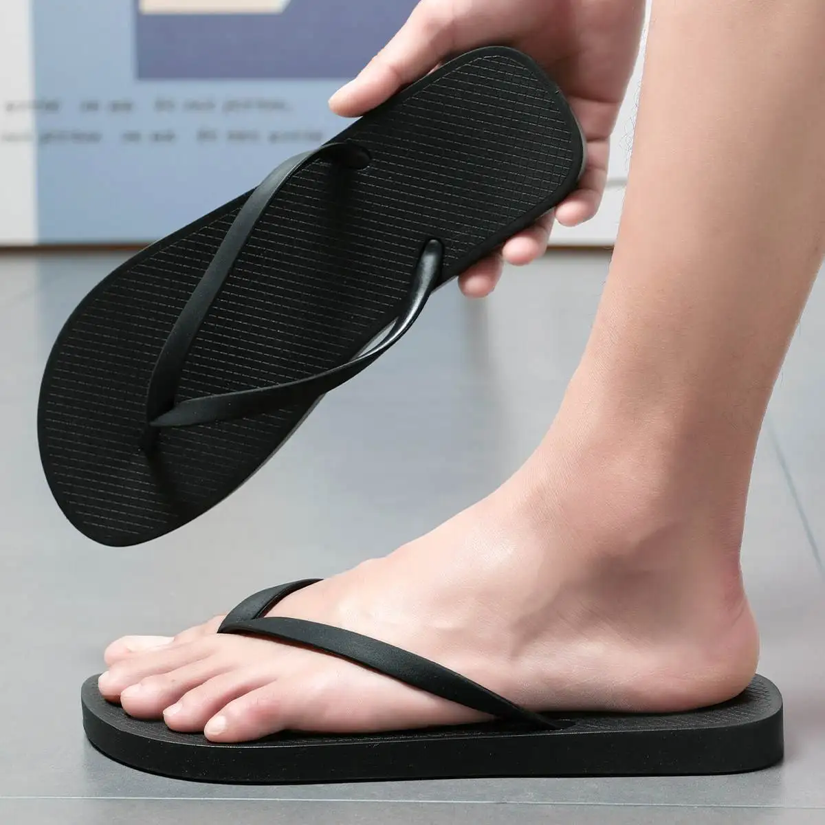 

Модные молодежные мужские сандалии на плоской подошве, лето 2026, новые, нескользящие, черные, с переплетающимися ремешками, износостойкие пляжные шлепанцы для мужчин