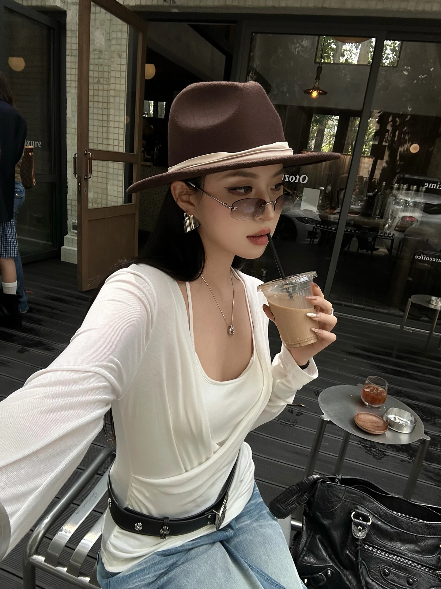 

Комплект из двух предметов: футболка Ceblynn 95 из лиоцелла с V-образным вырезом и вставками на груди, а также жилет на бретелях. Весенне-летний повседневный комплект свободного кроя с длинным рукавом.