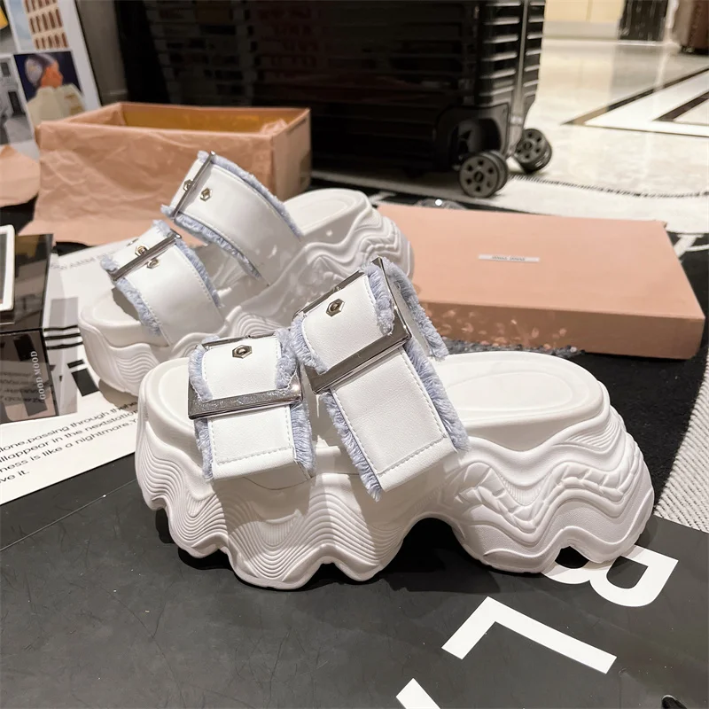 

Летние сандалии на платформе с пряжкой из натуральной кожи, на толстой подошве и волнистой подошве, увеличивающие рост, женские тапочки с открытым носком