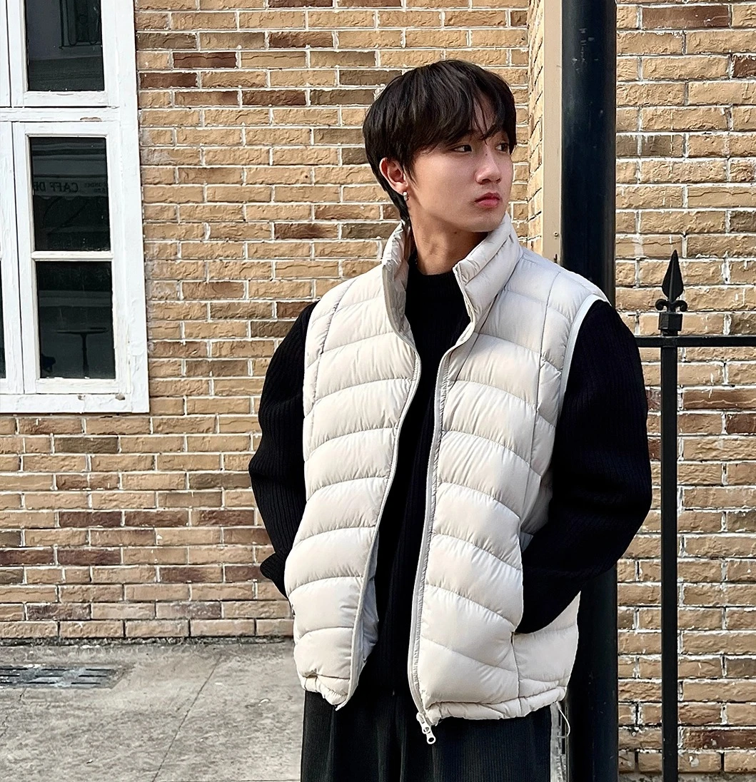 سترات رجالية عصرية بيضاء مبطنة للأسفل 2025 شتاء جديد دافئ مريح سترات بدون أكمام معاطف رجالية خفيفة الوزن بلون سادة وسحاب للأسفل