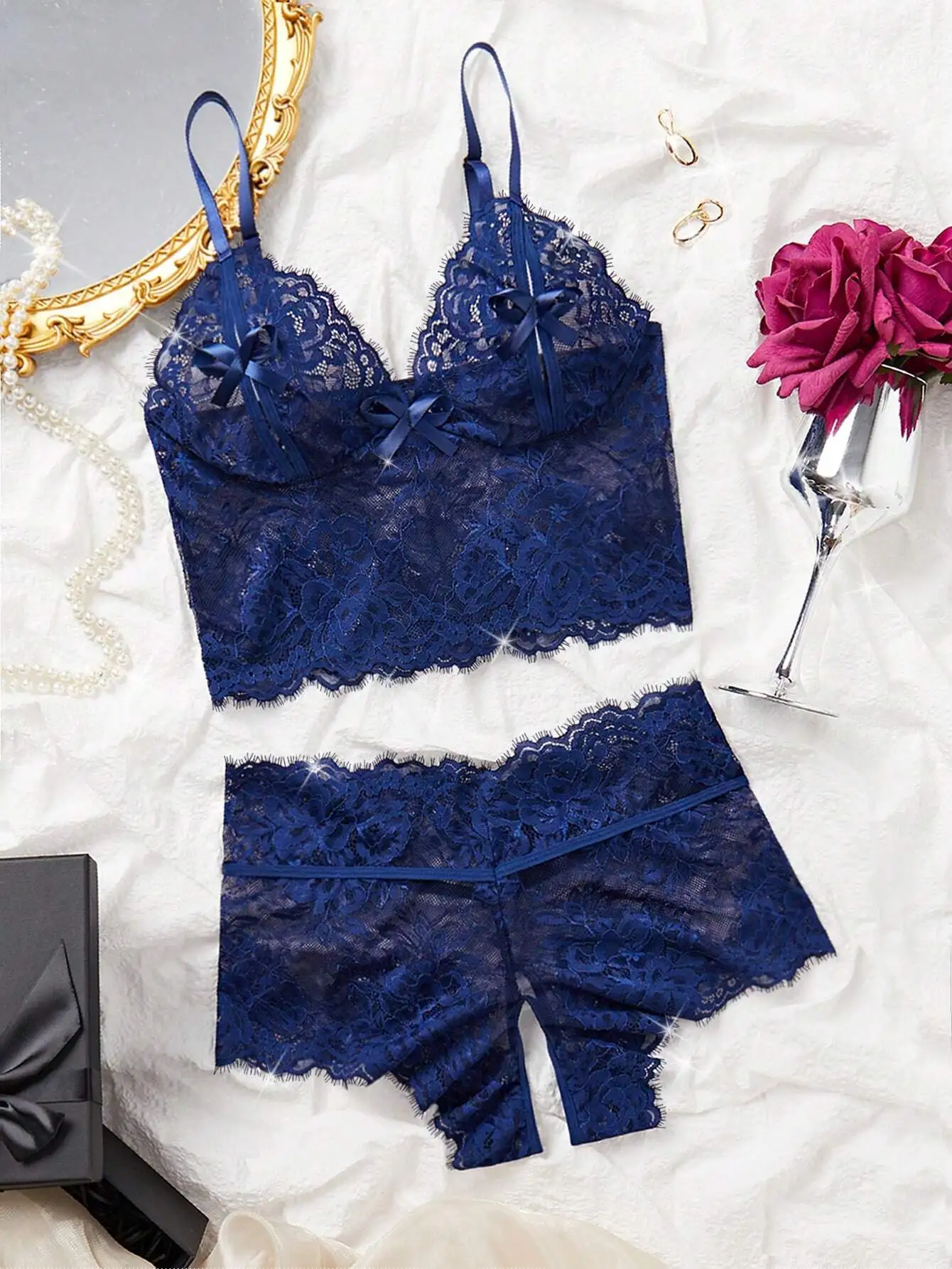 

Комплект женского нижнего белья из 2 предметов: темно-синий, с цветочным кружевом и бантом спереди