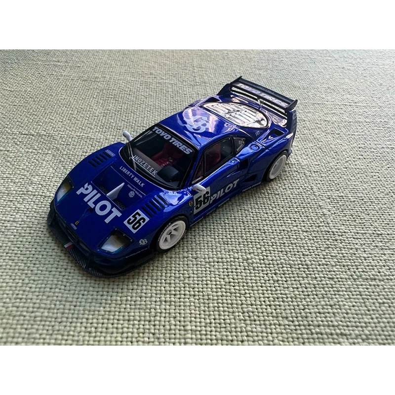 1:64 model mobil koleksi model F40 Auto Salon model mobil mainan Aloi biru cocok untuk koleksi dan hadiah liburan